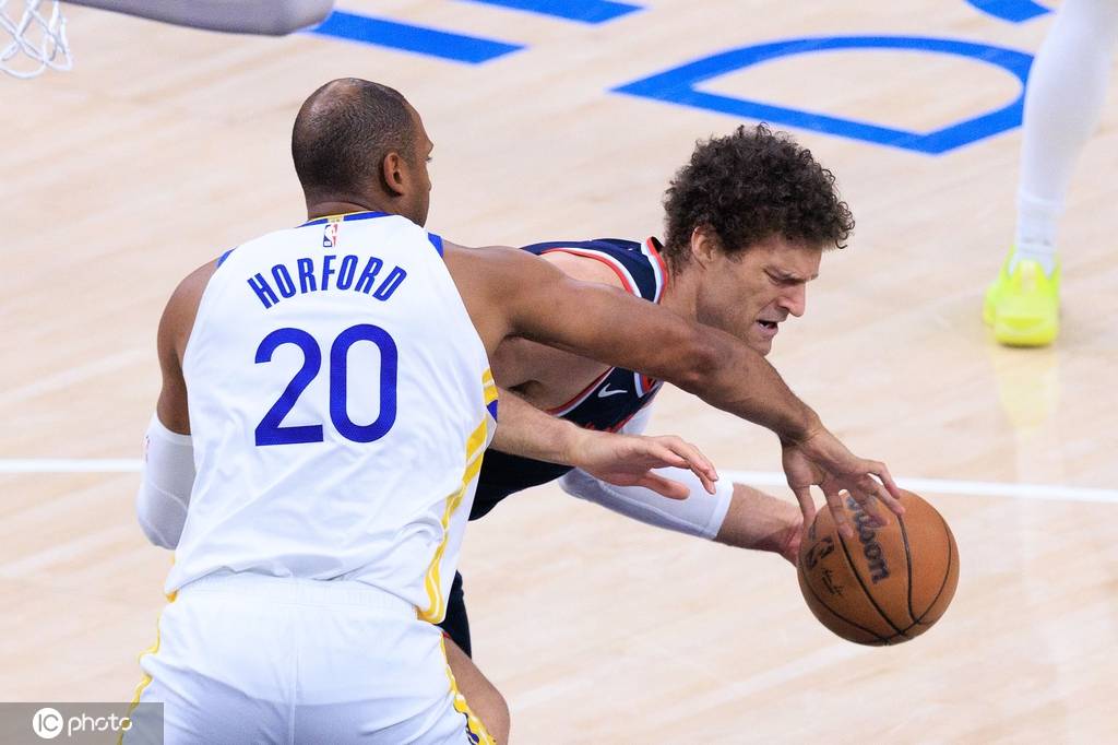 老兵不死！霍福德末节三分四连中 追梦拖着伤腿燃烧自我